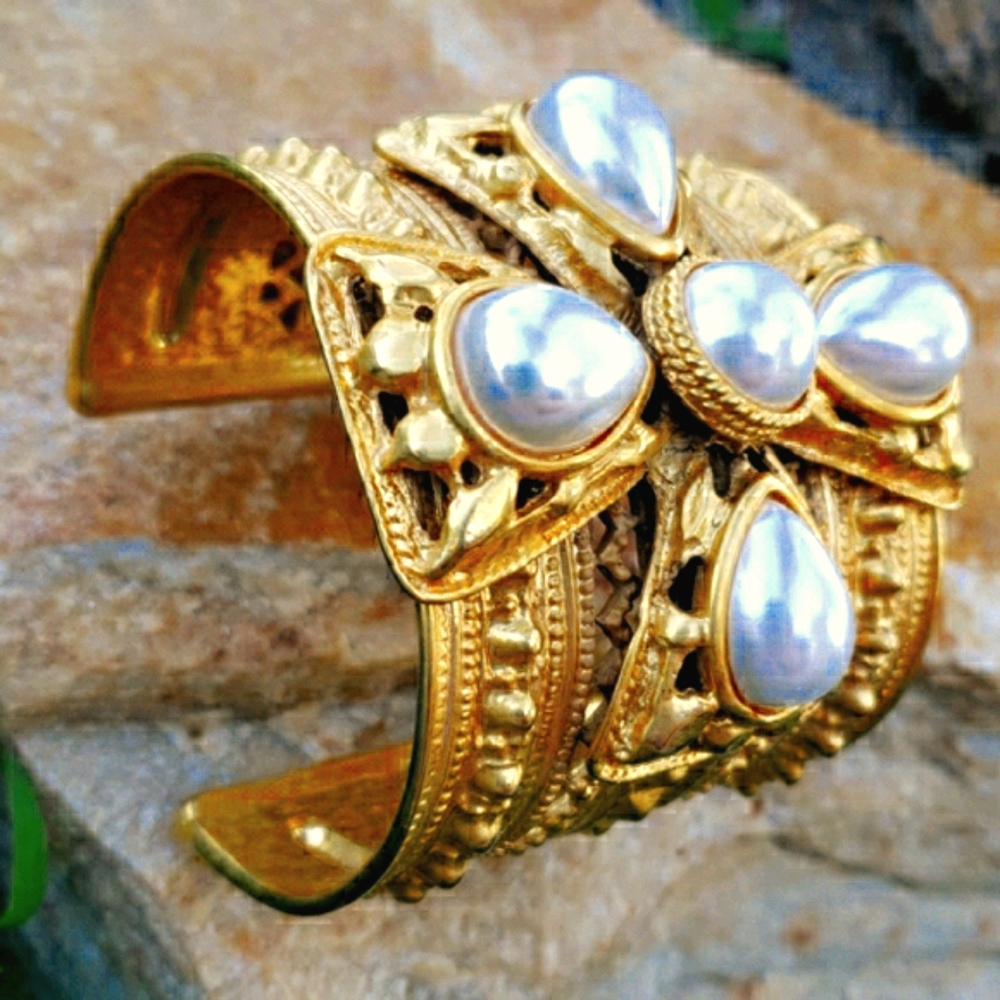 CONSIGNED* Ben Amun Lrg Etruscan Gold Pearl Cuff Bracelet - Picture 7 of 17